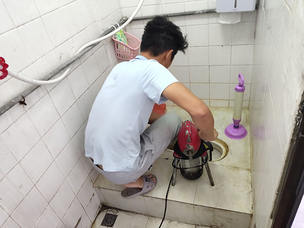 华州管道堵塞冒臭气 专业师傅现场解决问题